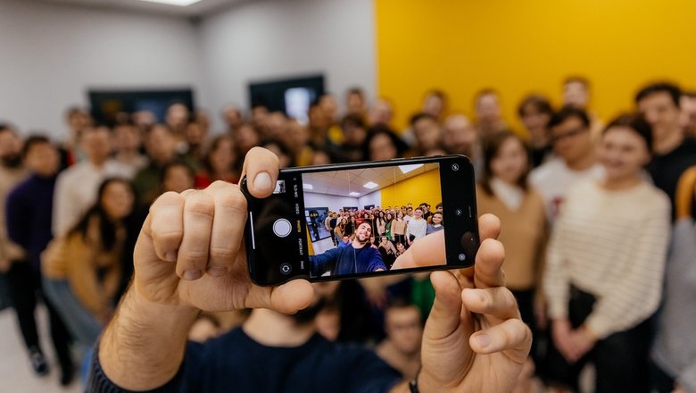 Сотрудники компании фотографируются по случаю Дня тестировщика.