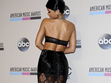 Slide image for gallery: 14560 | На премии American Music Awards она появилась в эффектном черном бюстье и прозрачной кружевной юбке фасона «русалка».