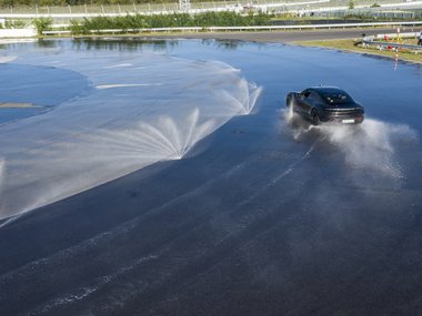 slide image for gallery: 27227 | Porsche Taycan