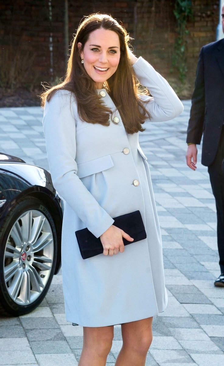 Герцогиня Кэтрин не подчеркивает беременности, а носит вещи свободного кроя