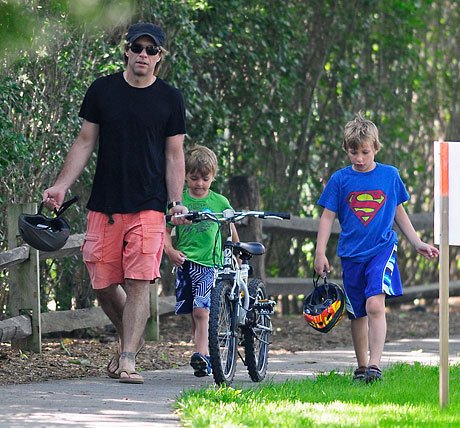 Бон Джови с сыновьями, Ромео и Джекобом, во время велосипедной прогулки
