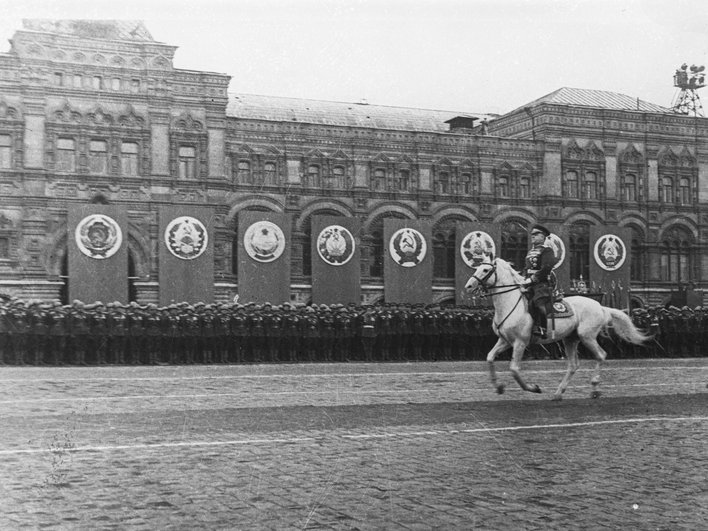 Маршал Георгий Жуков на Параде Победы в Москве на Красной площади 24 июня 1945 года Маршал Георгий Жуков на Параде Победы в Москве на Красной площади 24 июня 1945 года