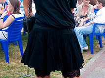 Slide image for gallery: 1068 | Судя по выражению лица госпожи Киценко, черные платья с кружевными панталонами и замшевые сабо летом носить не очень удобно.