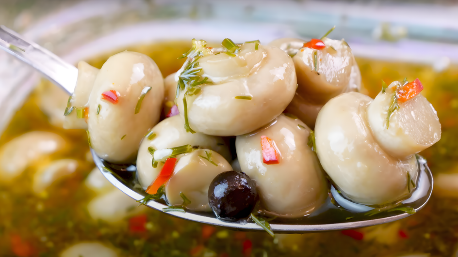 Ложка с маринованными шампиньонами Ложка с маринованными шампиньонами