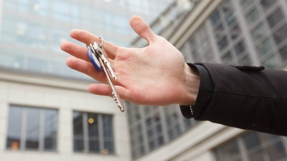 Рука держит ключи от квартиры
