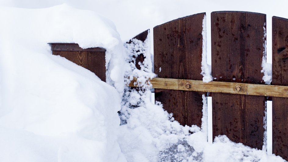 Ворота в снегу