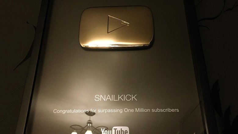 Золотая кнопка YouTube выдается блогерам за миллион подписчиков. Фото: snailkick/instagram