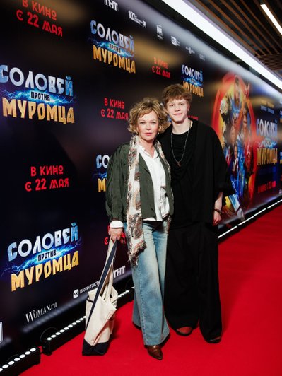 Елена Валюшкина и Тимофей Кочнев на премьере фильма «Соловей против Муромца», фото: пресс-служба Елена Валюшкина и Тимофей Кочнев на премьере фильма «Соловей против Муромца», фото: пресс-служба