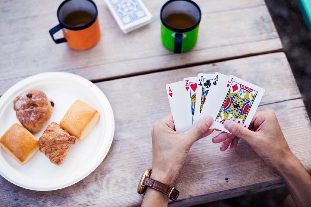 Как научиться играть в Дурака: правила игры в карты с друзьями