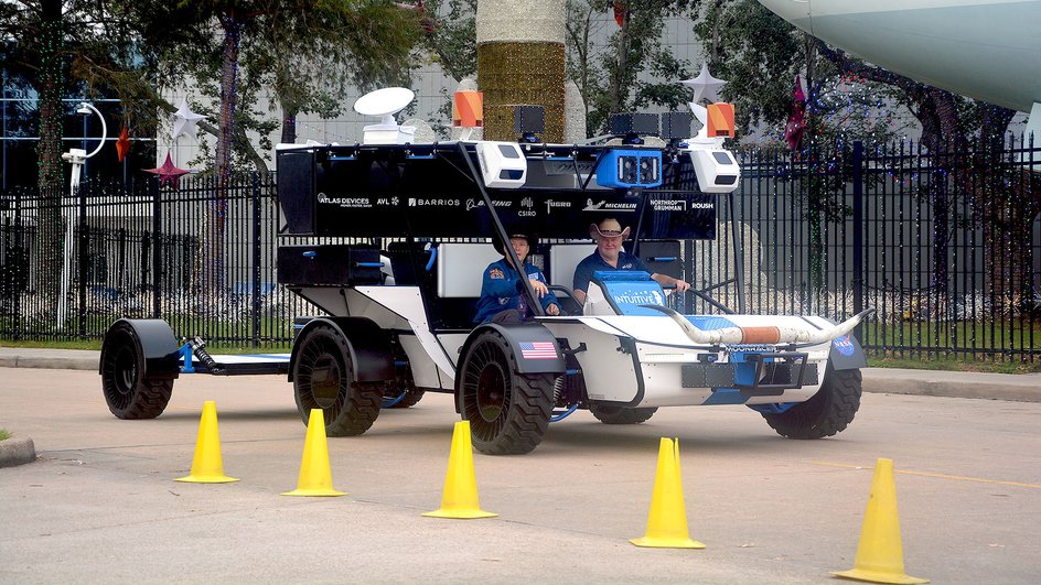 Вице-президент Intuitive Machines и бывший космонавт NASA Джек Фишер управляет Moon RACER во время публичного дебюта лунного вездехода.