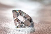 Перый в мире выращенный из цветов алмаз оценили в 4 млн рублей
