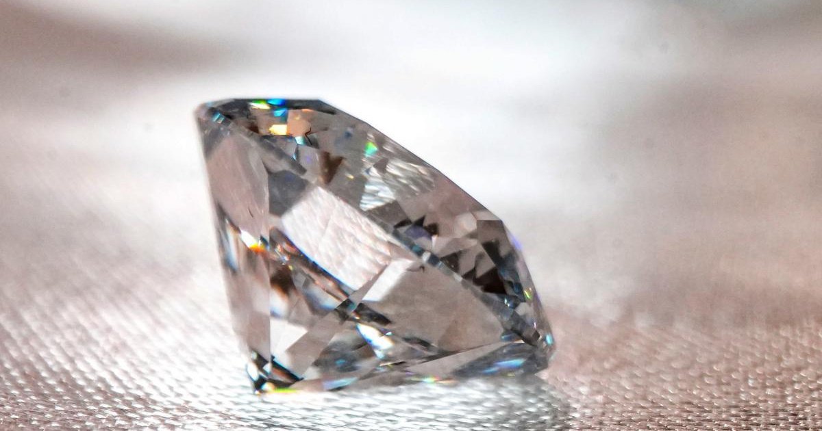 Первый в мире выращенный из цветов алмаз оценили в 4 млн рублей