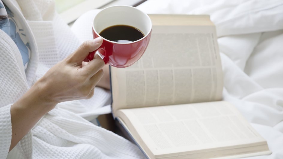 Утром человек читает книгу Утром человек читает книгу