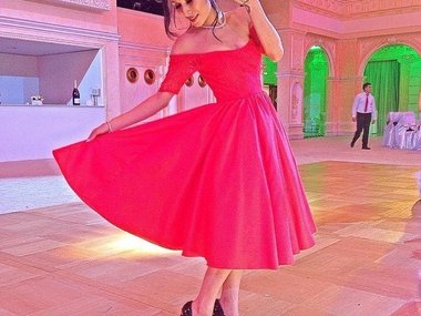 Slide image for gallery: 3945 | Комментарий «Леди Mail.Ru»: Под платье длины миди девушка удачно подобрала элегантные лодочки на шпильках