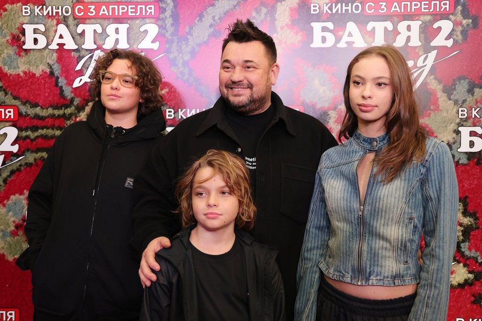 Сергей Жуков с дочерью Никой и сыновьями Энджел и Мироном Сергей Жуков с дочерью Никой и сыновьями Энджел и Мироном