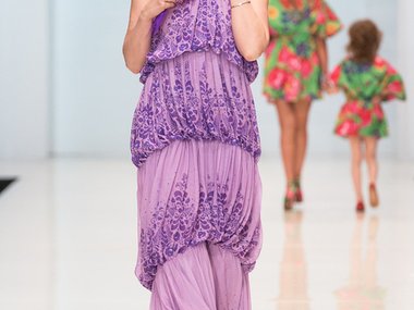 Slide image for gallery: 4976 | актриса Ольга Кабо продемонстрировала лавандовый наряд, который дизайнер решила дополнить фиолетовой косой в тон