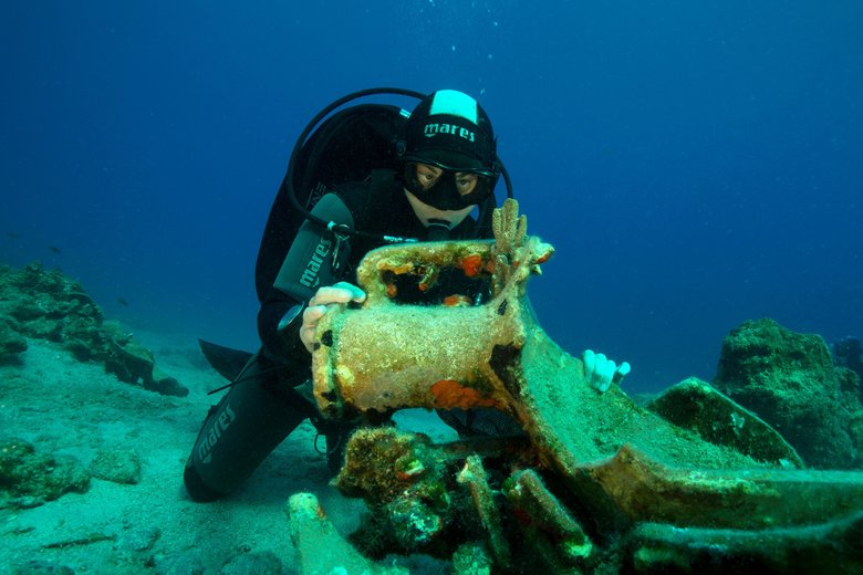 Аквалангист с одной из находок. Фото: Anastasis Agathos/Ephorate of Underwater Antiquities/Hellenic Ministry of Culture and Sports