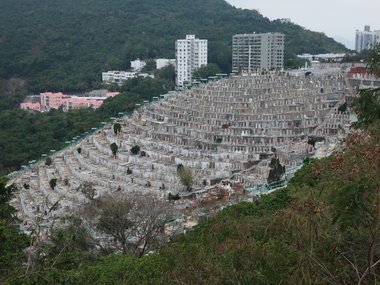 Кладбище-гора Пок Фу Лам в Гонконге. Самое большое христианское кладбище в Азии построено в виде террас и напоминает часть гигантского амфитеатра. Цена за аренду могилы на 20 лет доходит здесь до 60 тысяч долларов.