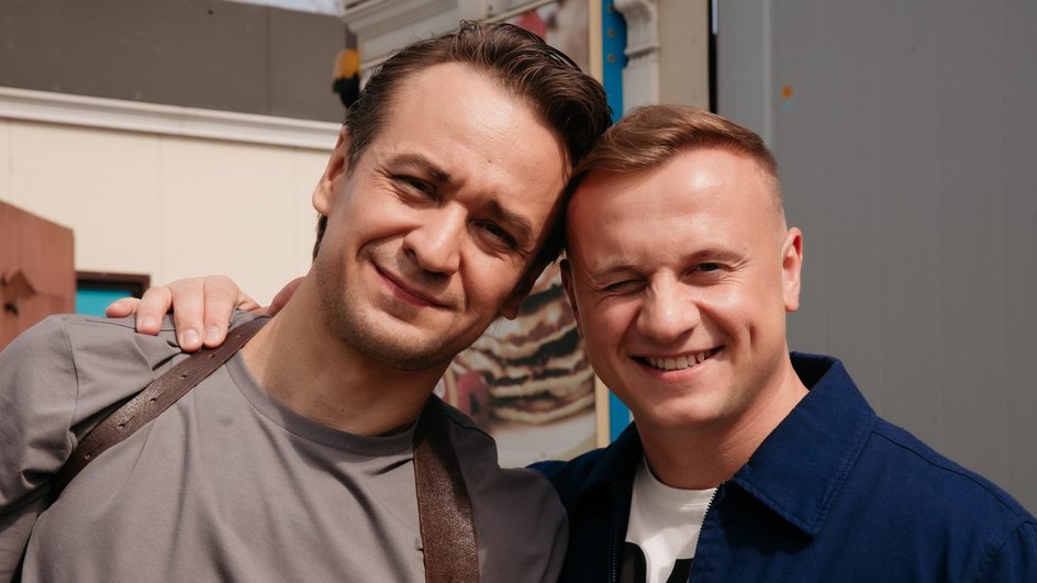Кирилл Жандаров и Дмитрий Журавлев в сериале «И снова здравствуйте!» Кирилл Жандаров и Дмитрий Журавлев в сериале «И снова здравствуйте!»