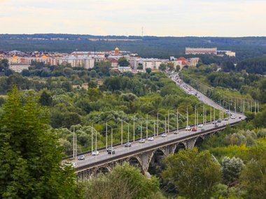 Автомобили движутся по мосту во Владимире. Вид с высоты птичьего полета