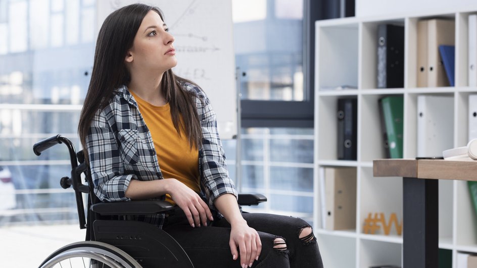 женщина в инвалидном кресле