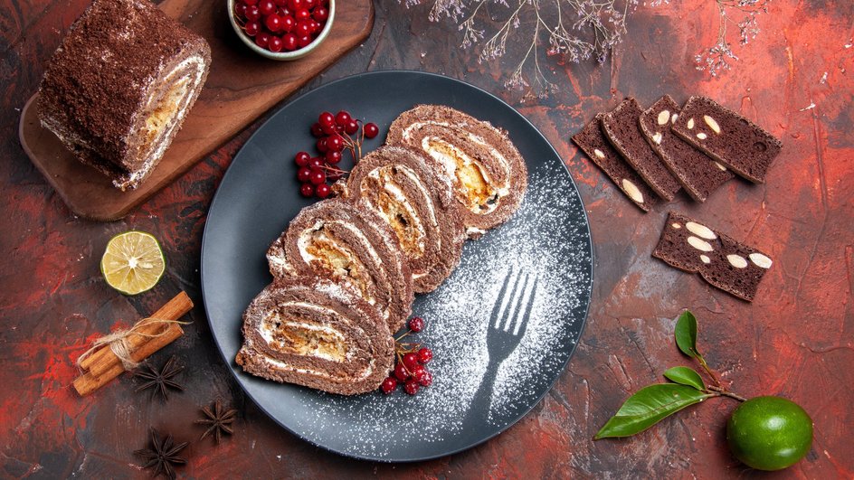 Кусочки французского торта «Рождественское полено» лежат на тарелке