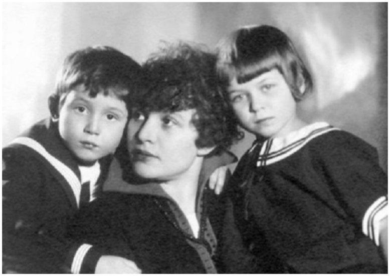 Татьяна и Константин Есенины со своей матерью Зинаидой Райх