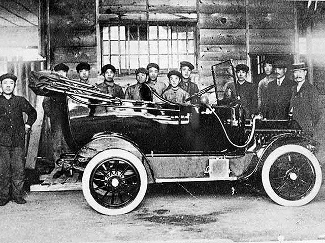 Исторический кадр — рабочие позируют возле самого первого автомобиля DAT. Хасимото на снимке справа, в канотье