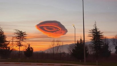 Больше фото с необычным облаком. Источник: Reddit