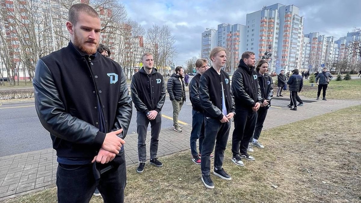 Хоккеисты минского «Динамо» возложили цветы к российскому посольству в Белоруссии