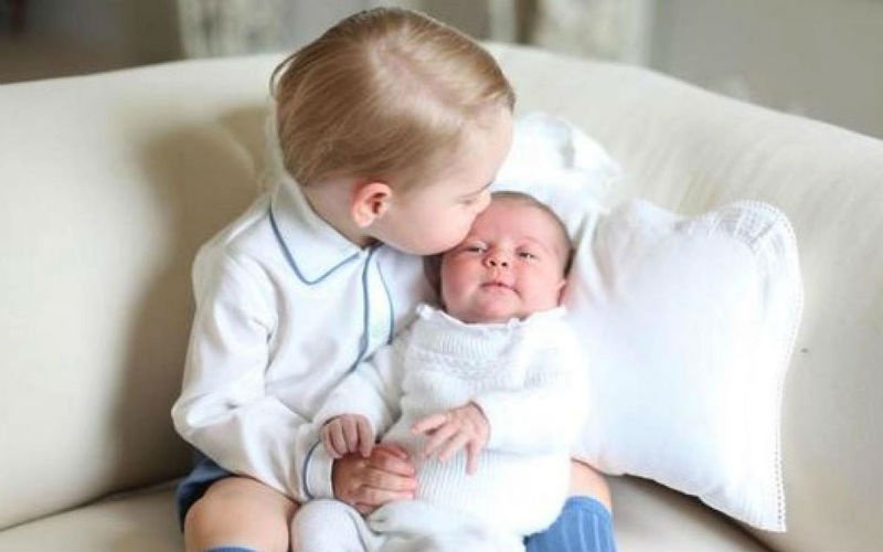 Принц Джордж держит на руках свою младшую сестру принцессу Шарлотту