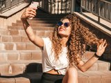 Девушка делает селфи Девушка делает селфи