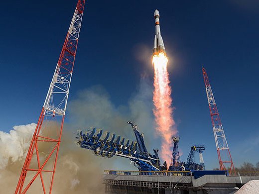 Ракета взлетает с космодрома, оставляя за собой яркий огненный шлейф. Ракета взлетает с космодрома, оставляя за собой яркий огненный шлейф.