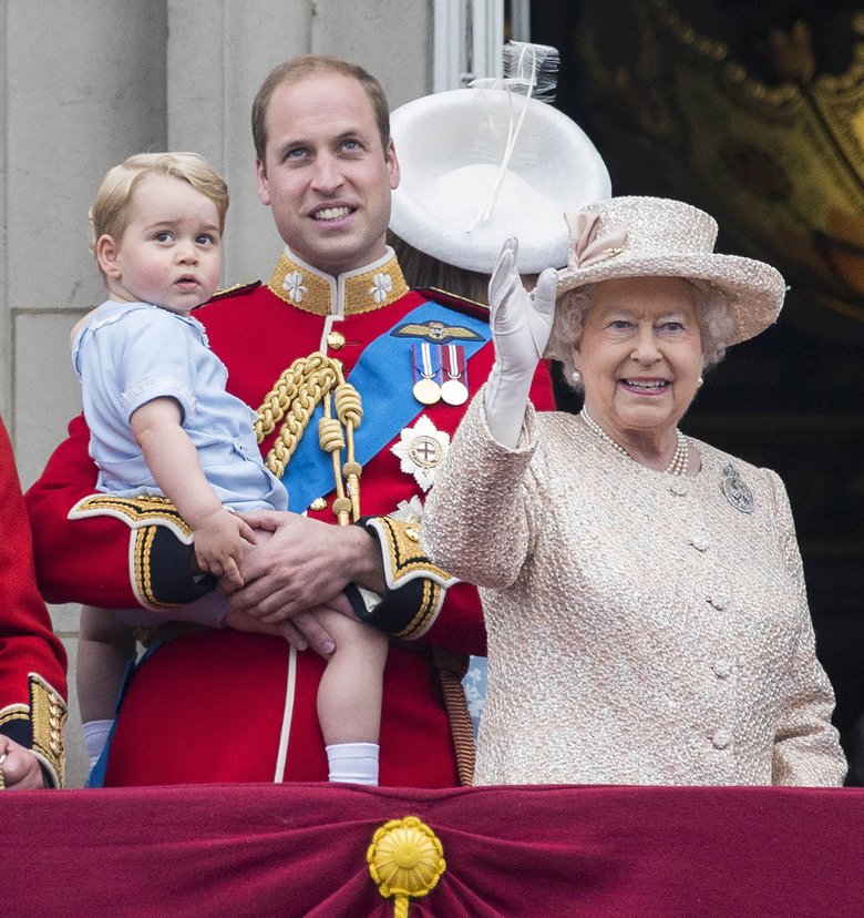 Королева с внуком Уильямом и правнуком Джорджем