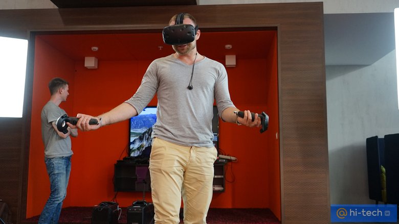 Играть в виртуальную реальность пока дорого.