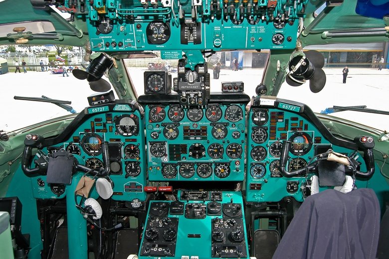 Рабочие места лётчиков Ту-134Б-3. Источник: parfaits / Wikipedia