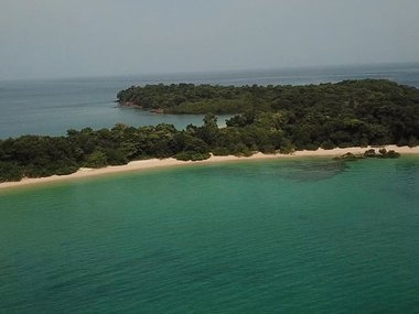 Slide image for gallery: 10735 | Мого-Мого, Панама. На тихоокеанском побережье Панамы часть архипелага носит название Жемчужные острова. Один из островов называется Мого-Мого, он как раз необитаемый. Его особенность — в ночном море, которое буквально свети