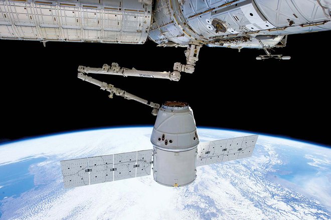 Стыковка космического корабля Crew Dragon с МКС (31 мая 2020 года) Стыковка космического корабля Crew Dragon с МКС (31 мая 2020 года)