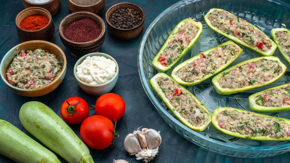 Фаршированные кабачки для приготовления в духовке по простому рецепту. 