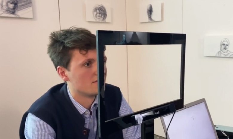 Так выглядит прозрачный экран и человек, которого художник собирается рисовать. Скриншот из видео РИА Новости / Telegram-канал