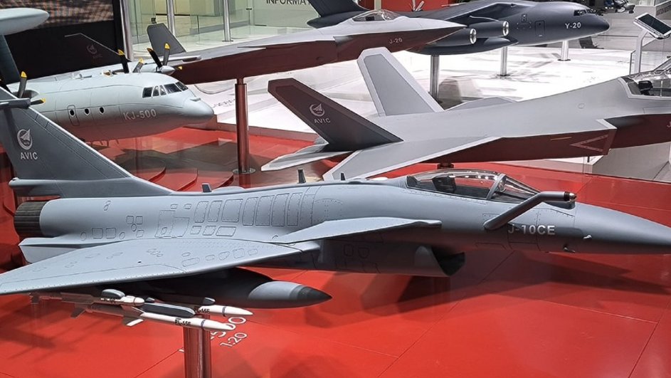 Китайский истребитель J-10CE был представлен на 55-м Парижском авиасалоне