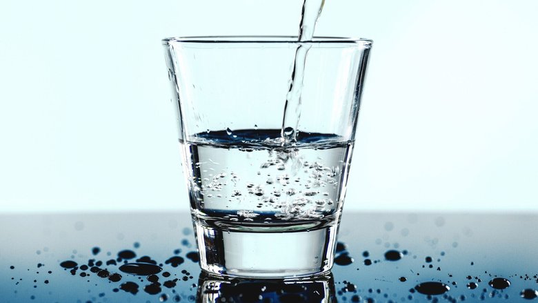 Пейте воду в меру. Фото: Pinterest