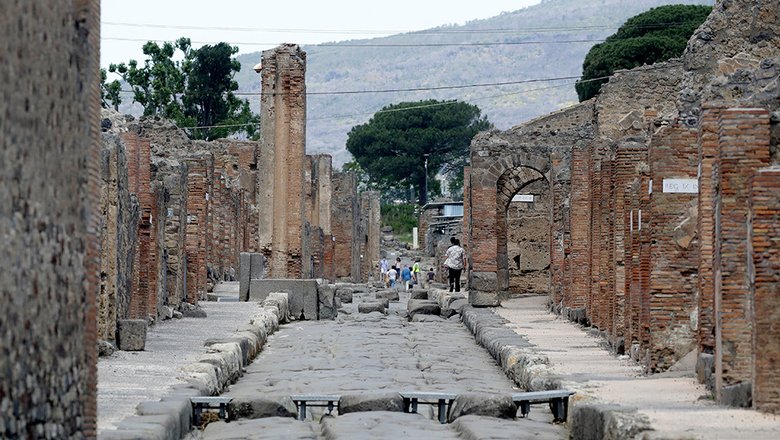 Люди на частично открытых после карантина руинах Помпей