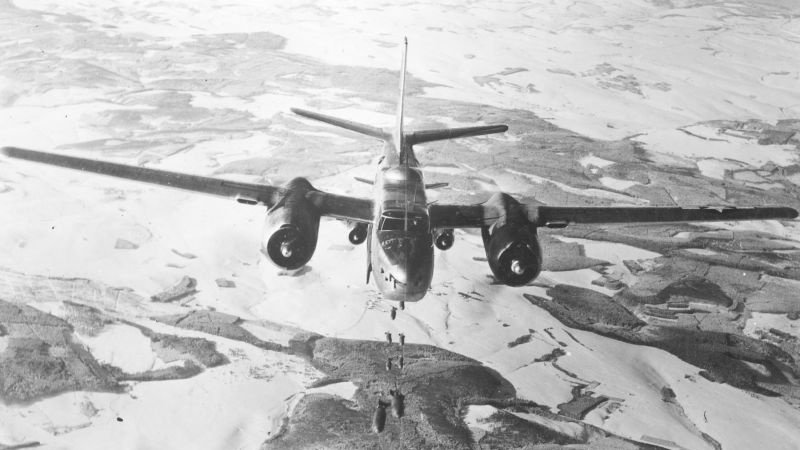 Американский бомбардировщик А-26 «Инвайдер» бомбит немецкие позиции в районе линии Зигфрида.