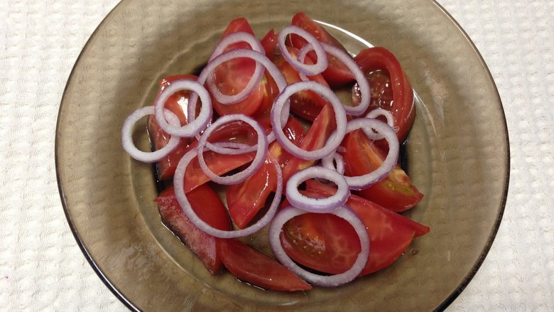 Салат из помидоров, красного базилика и кедровых орешков