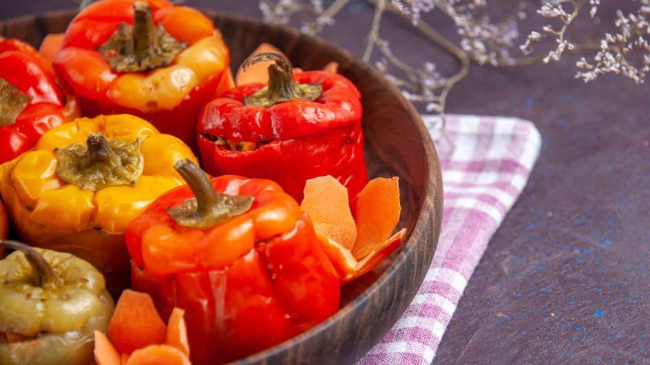 Фаршированные перцы с индейкой и сыром лежат на тарелке