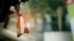 Видеорегистратор под лобовым стеклом автомобиля