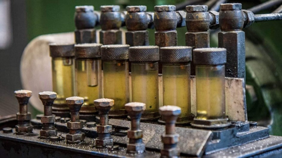 Нефтяные масла и смазки используются для снижения трения и износа в двигателях, подшипниках, шарнирах, это важно для автомобилестроения и авиации