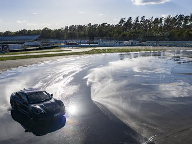 slide image for gallery: 27227 | Porsche Taycan