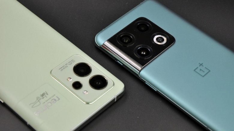 Смартфоны Realme и OnePlus на одном фото. Источник: Realme